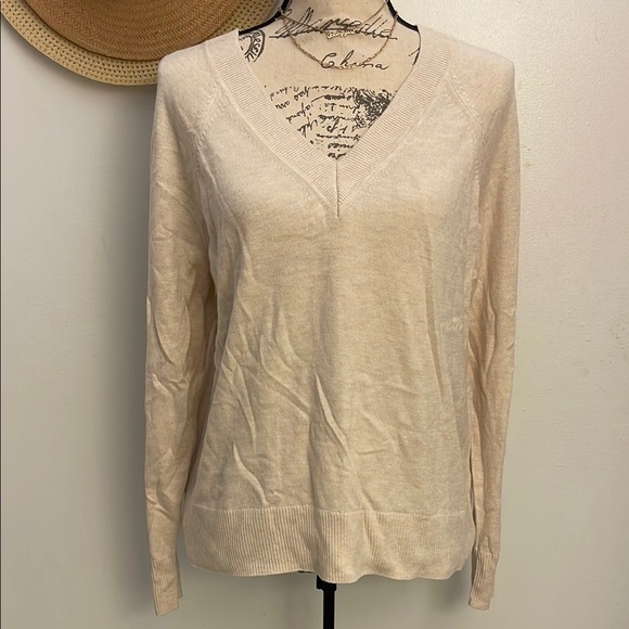 Banana Republic | NWT Women’s V Neck Cream Sweater Size Small - Picture 2 of 10